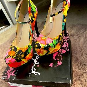 Gently Used Black and Floral Pumps